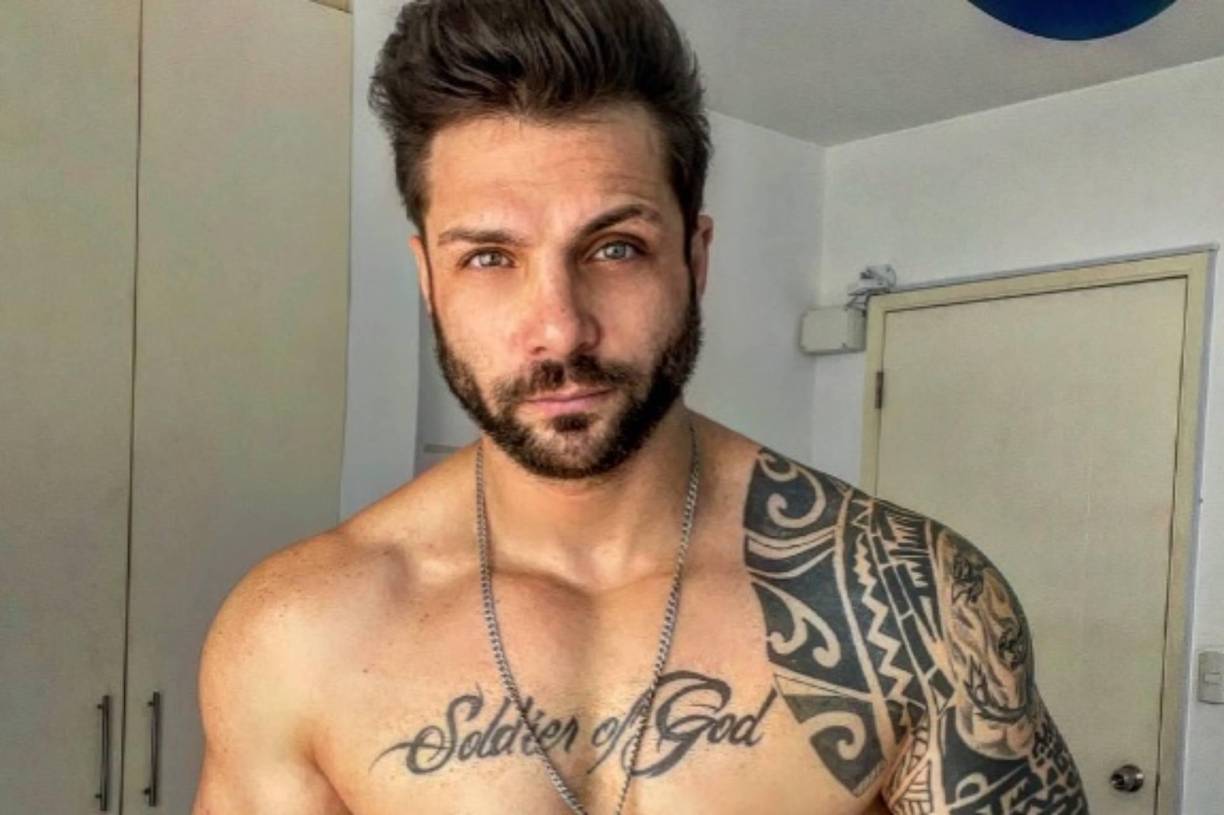 Ante esto, Porcella respondió: “eso, Roxy, eres viva, has aprovechado ir a Colombia para meterte tu cuchillazo, ¿no?”, desatando las risas entre los internautas que miraban la transmisión en directo. 