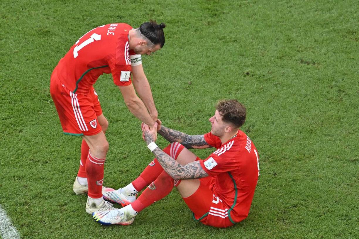 Gareth Bale buscó consuelo con sus compañeros tras la derrota.