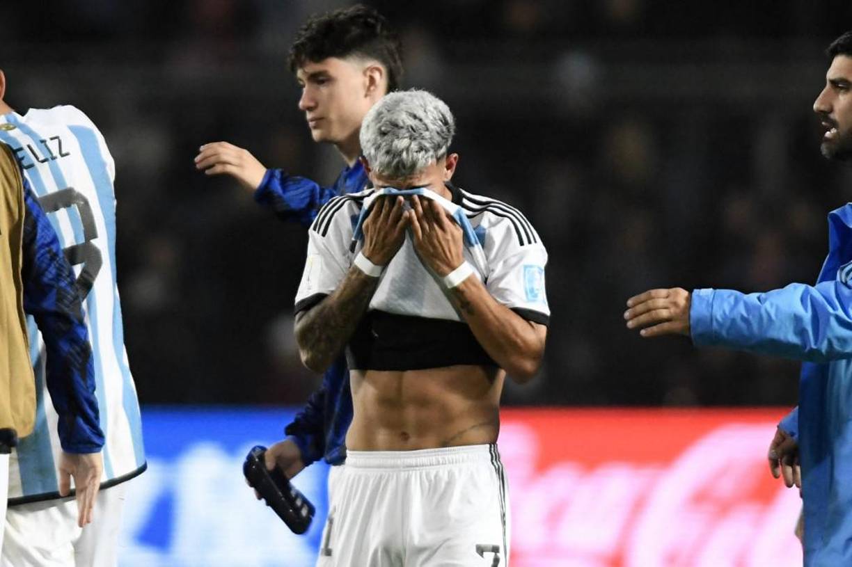 Los jugadores de Argentina no pudieron contener el llanto tras la eliminación del Mundial Sub-20. 