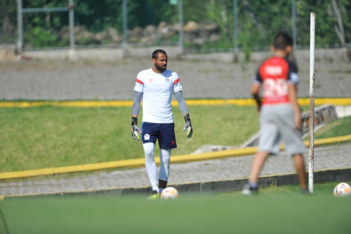 El portero Edrick Menjívar es el titular y trabaja con mucho compromiso. Por cierto, ¿quién es el niño que aparece en la foto con un balón?