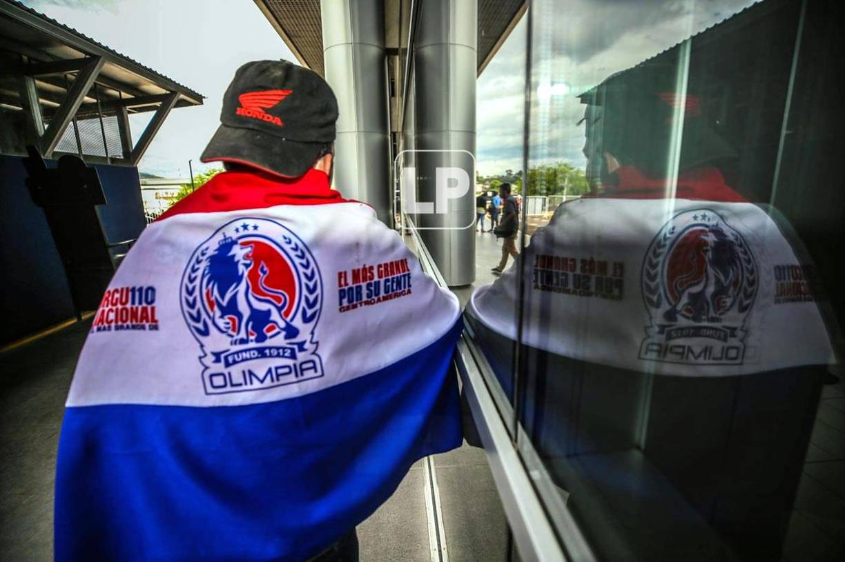 Aficionados del Olimpia llegaron al aeropuerto Toncontín de Tegucigalpa para recibir al campeón de la Liga Concacaf 2022.