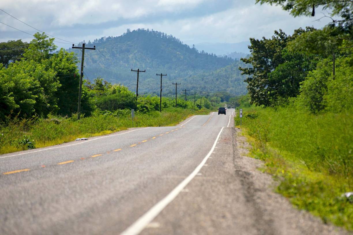 En su gira por el municipio de Salamá, la presidenta inauguró dos kínder y visitó el hospital que se construye en este sector. 