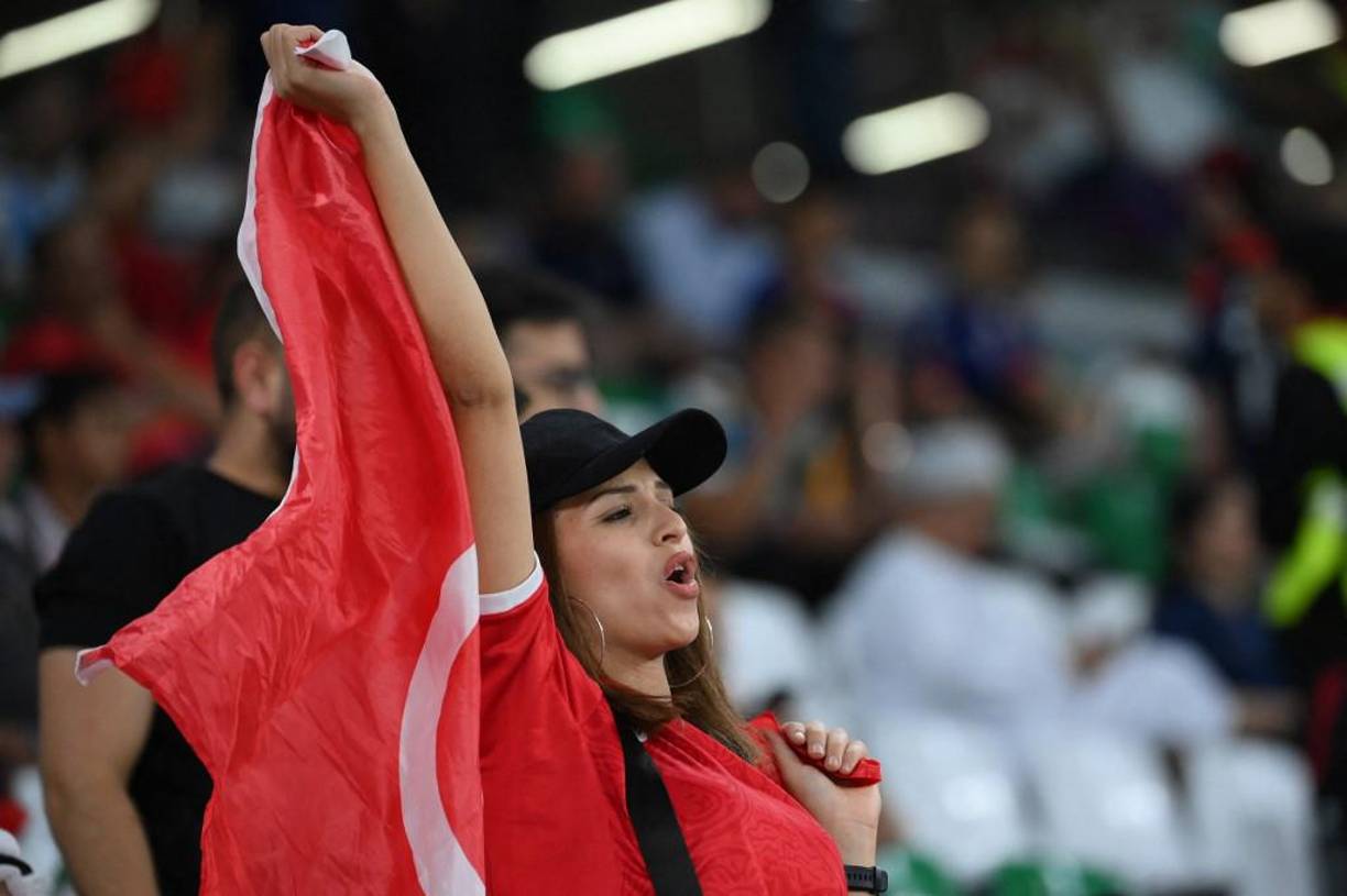 La hermosa chica de Túnez fue captada celebrando a lo grande en las graderías.