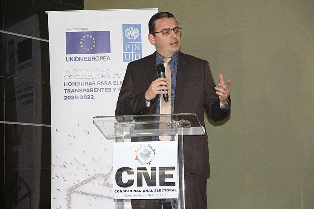 Su cargo en el Consejo Nacional Electoral fue ocupado por Cossette López, del Partido Nacional de Honduras.