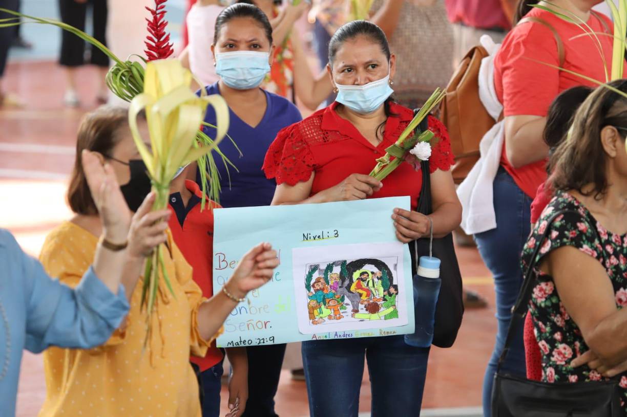 Luego, se celebra una misa especial que incluye la lectura de la Pasión de Cristo, que narra los sufrimientos de Jesús y su crucifixión.