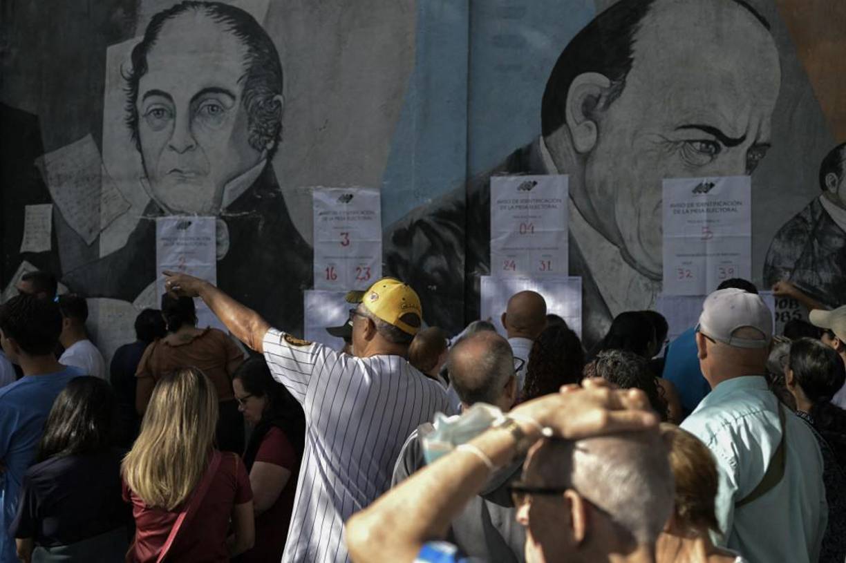 Los venezolanos votan este domingo en unas presidenciales cargadas de tensión para decidir entre la continuidad del chavismo, que lleva 25 años en el poder, o el cambio prometido por una oposición unida y esperanzada. 
