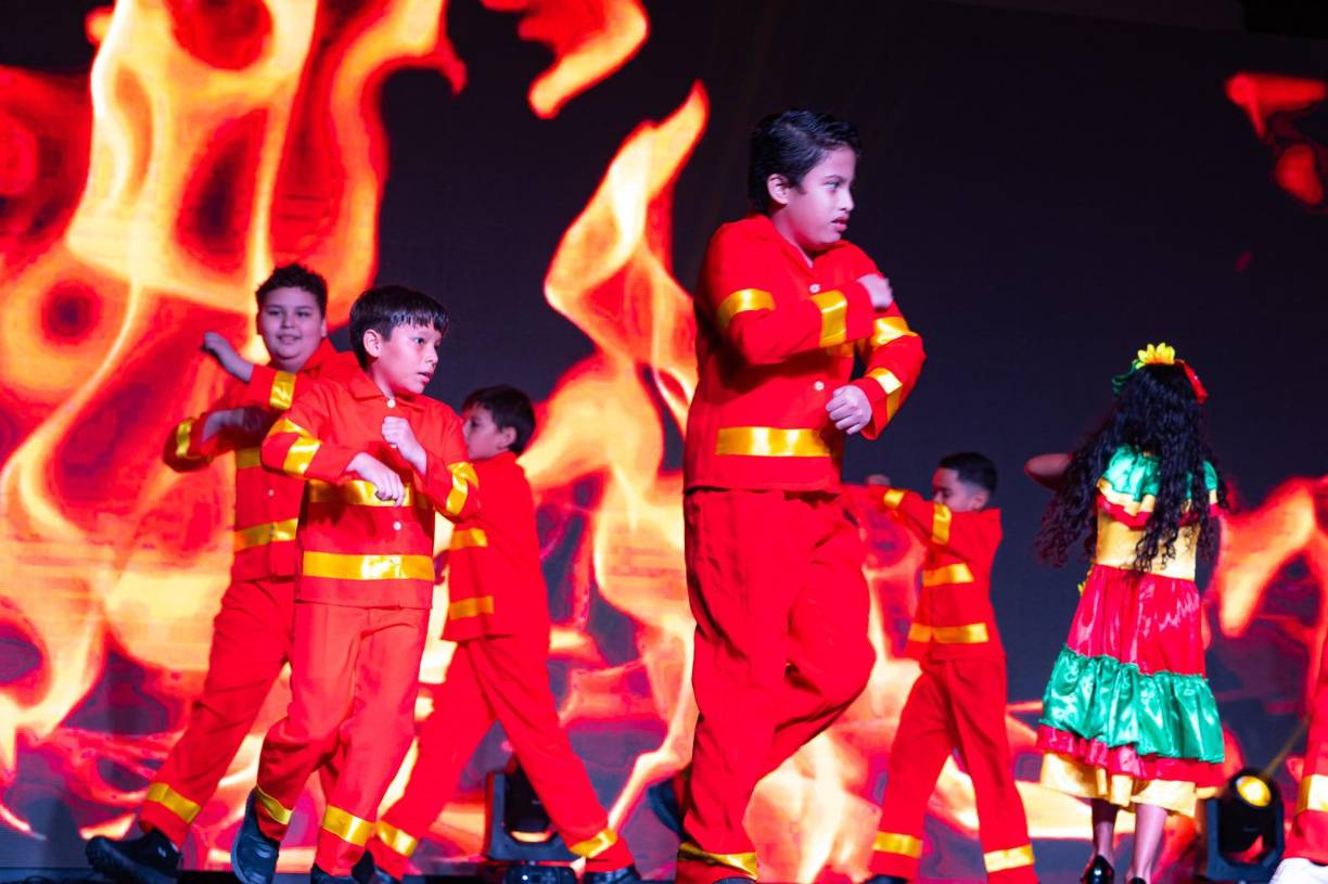 Los trajes representativos también adornaron la gala, creando una atmósfera artística de alto nivel. 