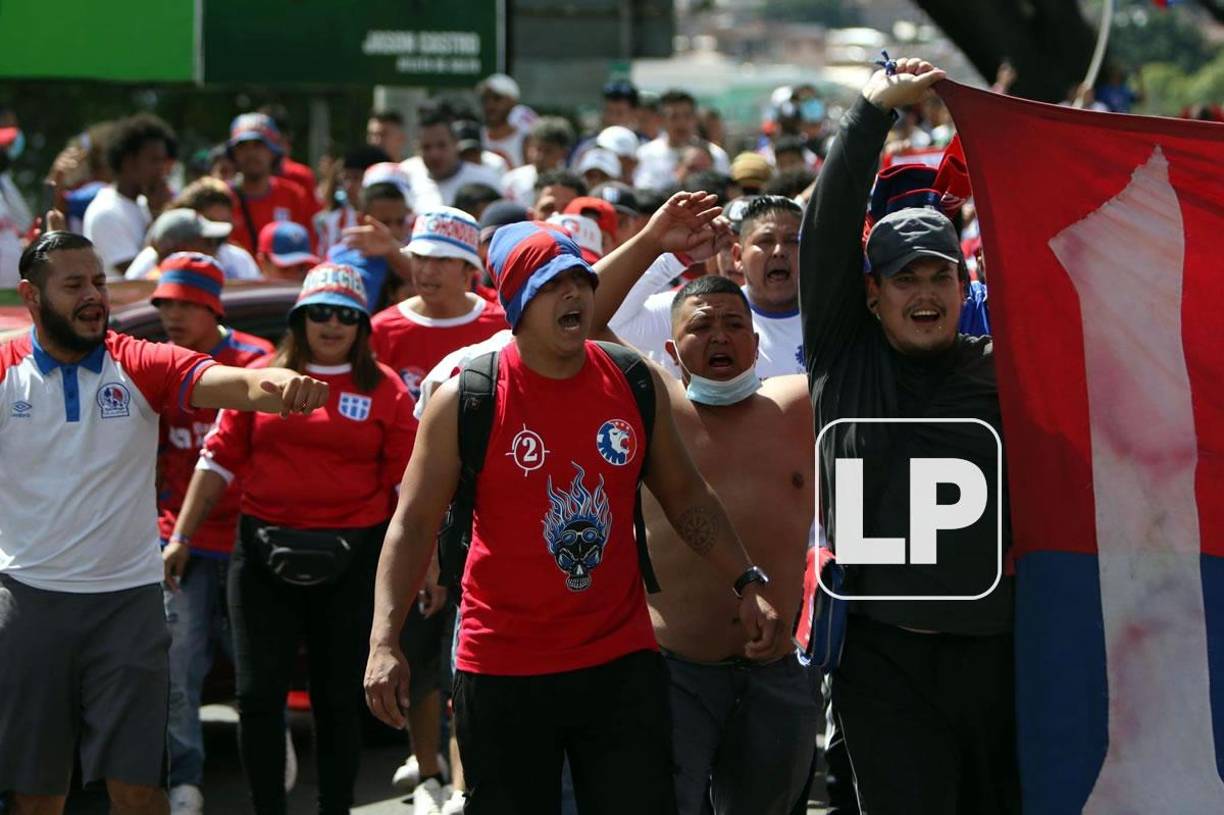 La Ultra Fiel, barra del Olimpia, montó un gran show en su llegada al estadio Nacional Chelato Uclés