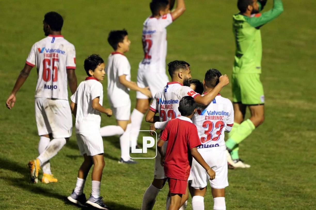 Mientras los jugadores del Olimpia celebraron con unos niños aficionados que entraron al campo.