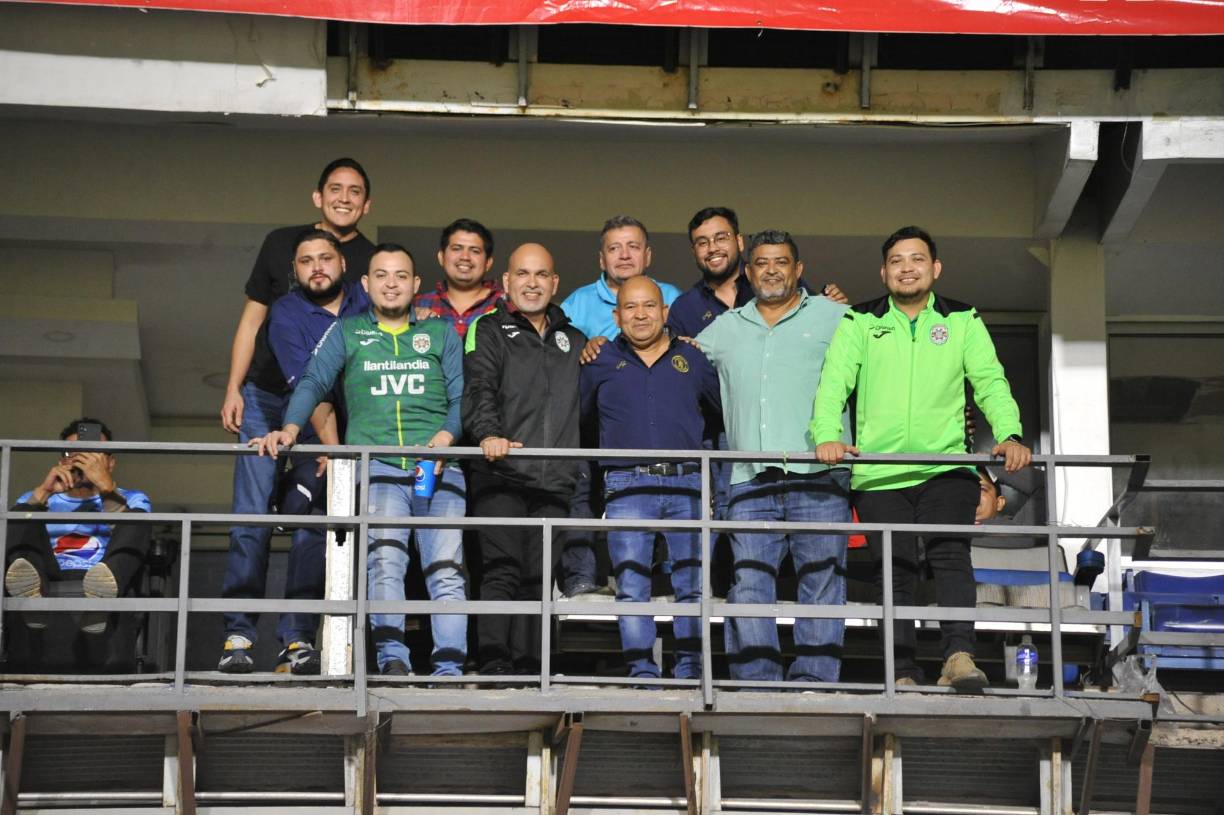 Orinson Amaya, presidente de Marathón, y compañía llegaron para presenciar el gran duelo ante Motagua en Tegucigalpa. 