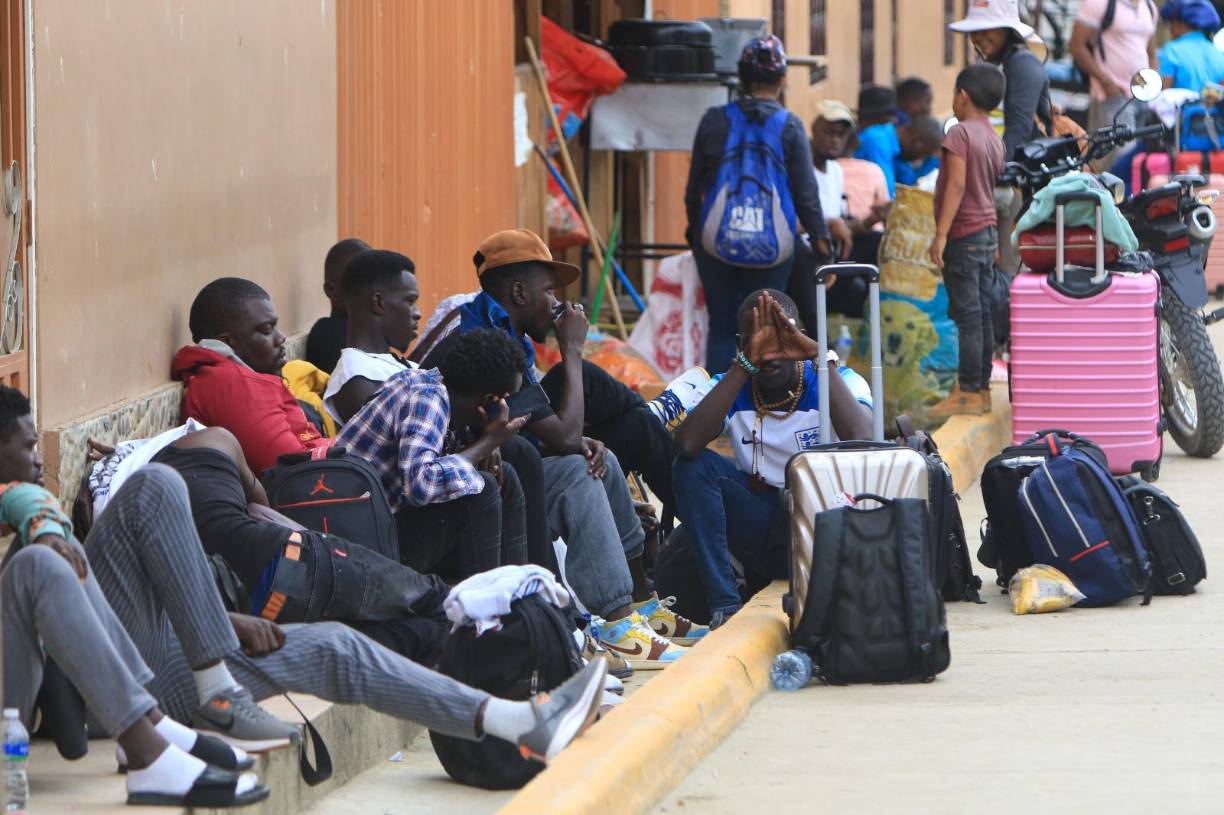 Sin embargo, no cuentan con que los grupos que se dedican a este traslado ilegal se aprovechan de su desconocimiento geográfico para engañarlos con un trayecto más veloz, cuando realmente es la misma ruta que transitan.