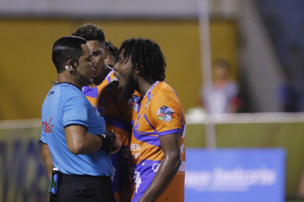 Enfado en UPN, gesto del Palomo y locura en Real España tras dramático triunfo