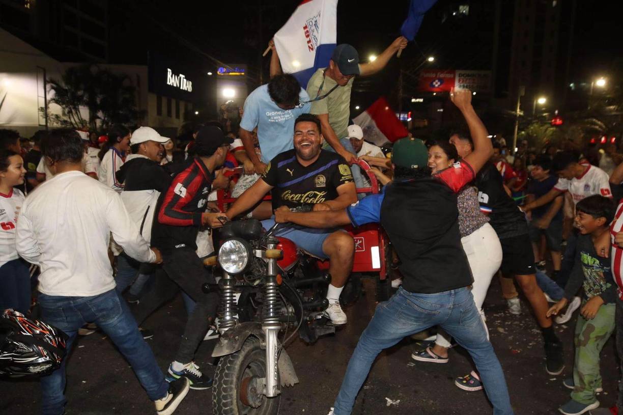 Así se divertían los aficionados olimpistas. ¡Tegucigalpa era una locura!