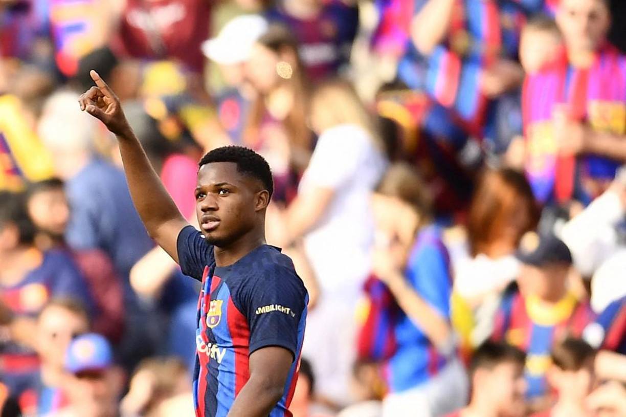 Ansu Fati: El jugador aparece como otro de los que se iría del Barcelona. Medios españoles informan que Messi no tiene una buena relación con Ansu ya que el joven decidió que el hermano de Leo ya no lo representara.