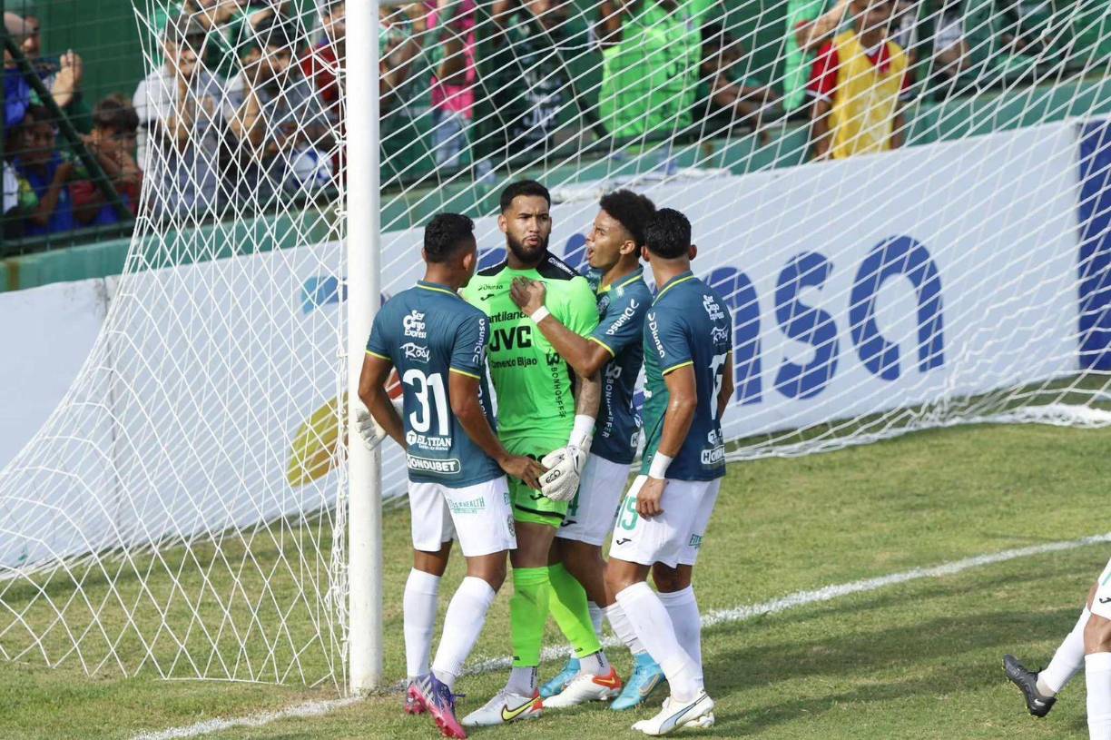 Los futbolistas celebraron con gran euforia la tapada del arquero panameño, que sin duda fue crucial para el equipo.