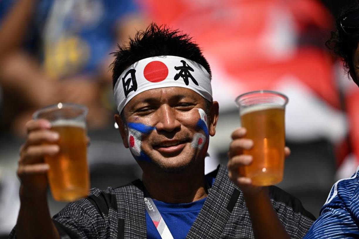 Los japoneses disfrutaron de la cerveza en Qatar. Aclaramos que es sin alcohol ya que fue una de las medidas de Qatar.