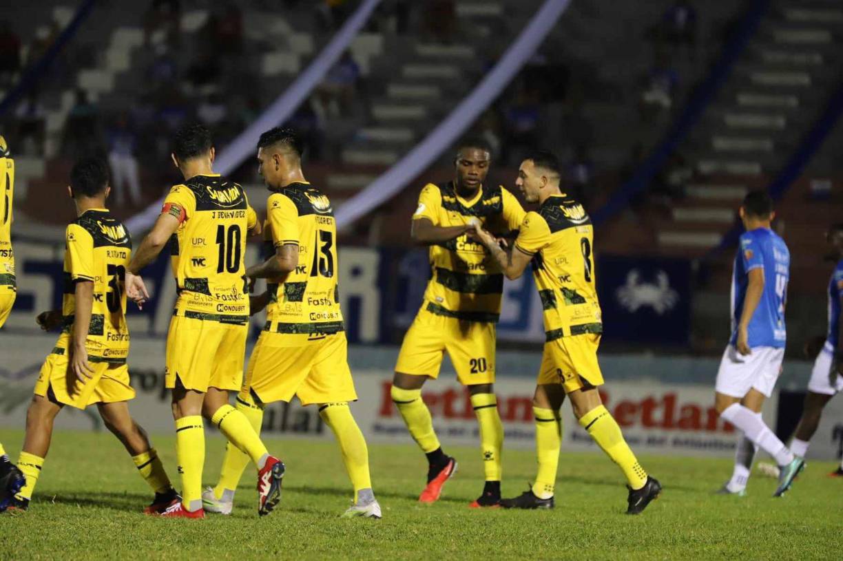 Con un gol de camerino arrancó el duelo. En el minuto 2, Arnaldo Urbina cobró por la parcela derecha, pegó el zurdazo, el balón llegó al área de Licona y Héctor Aranda terminó metiendo la pelota ante la presión de Raí Villa.
