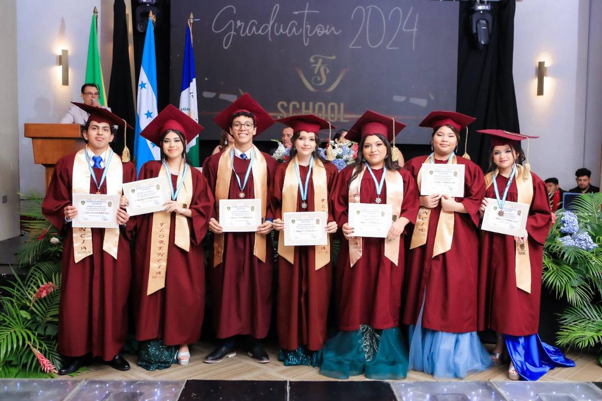 Los alumnos de excelencia académica recibieron sus diplomas. 