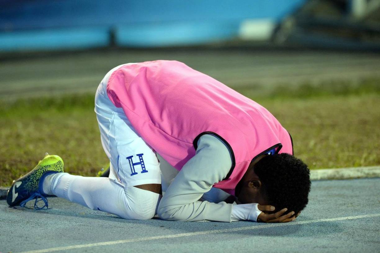 Los hondureños acabaron destrozados en el campo del Estadio Doroteo Guamuch Flores de Guatemala.