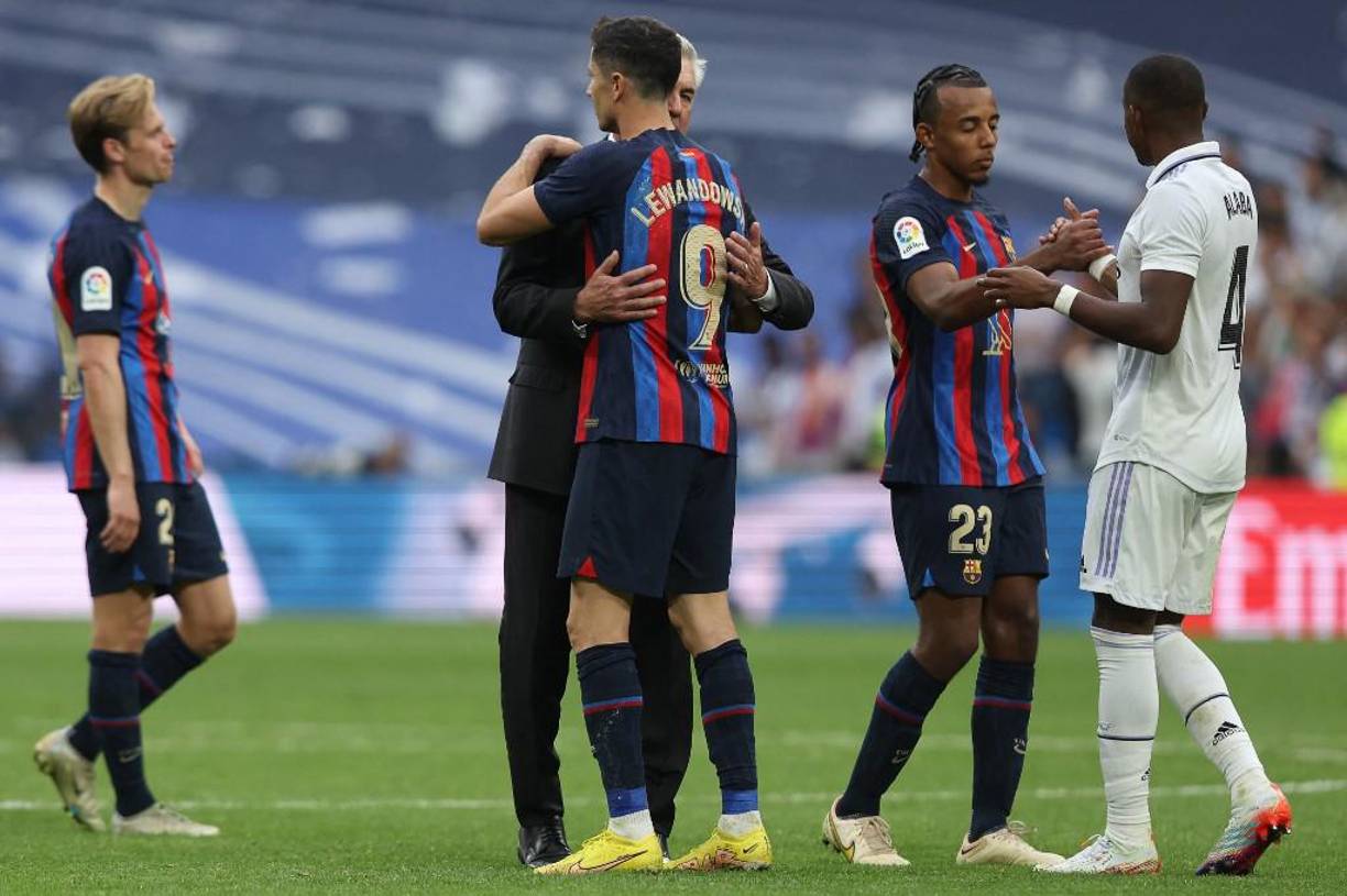 Ancelotti le dio un abrazo a Lewandowski.