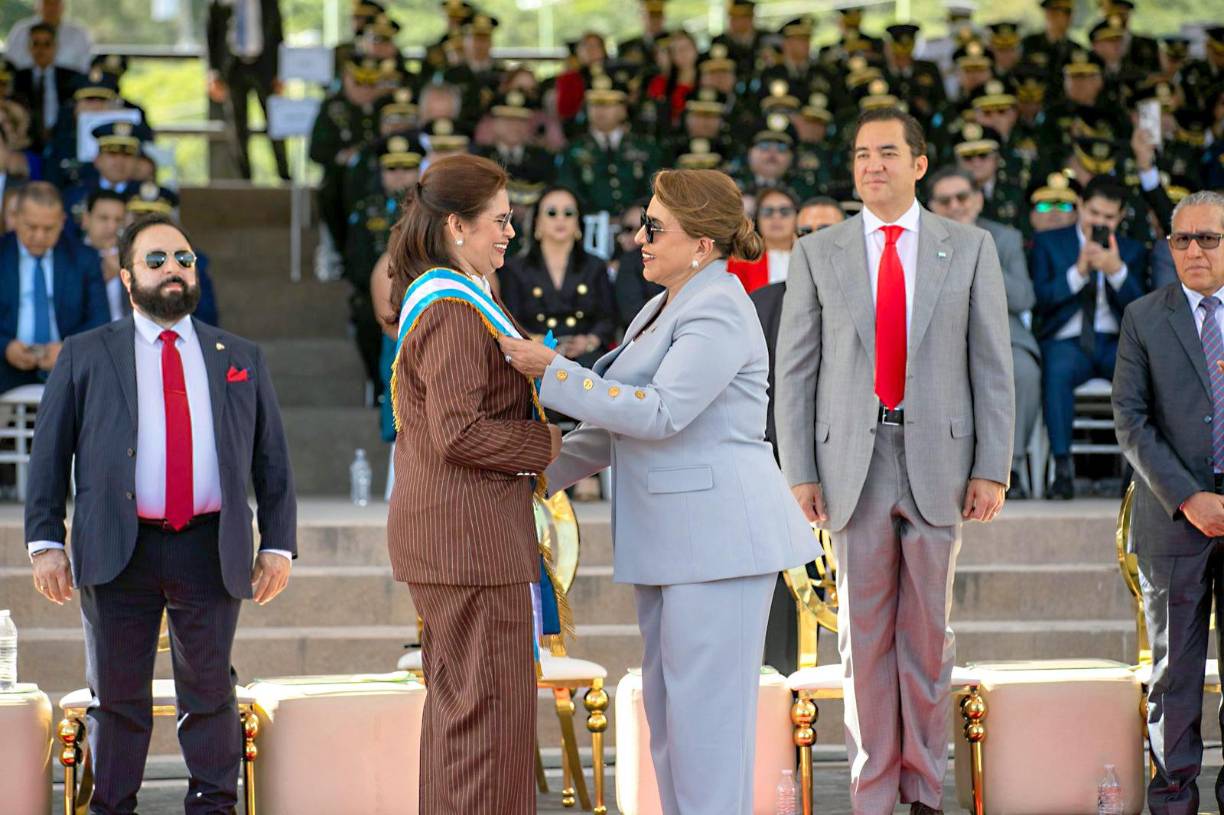 Una curiosa acción, que involucró a la presidenta Xiomara Castro y la ministra Rixi Moncada, ocurrió en la ceremonia del 199 aniversario del Ejército. 