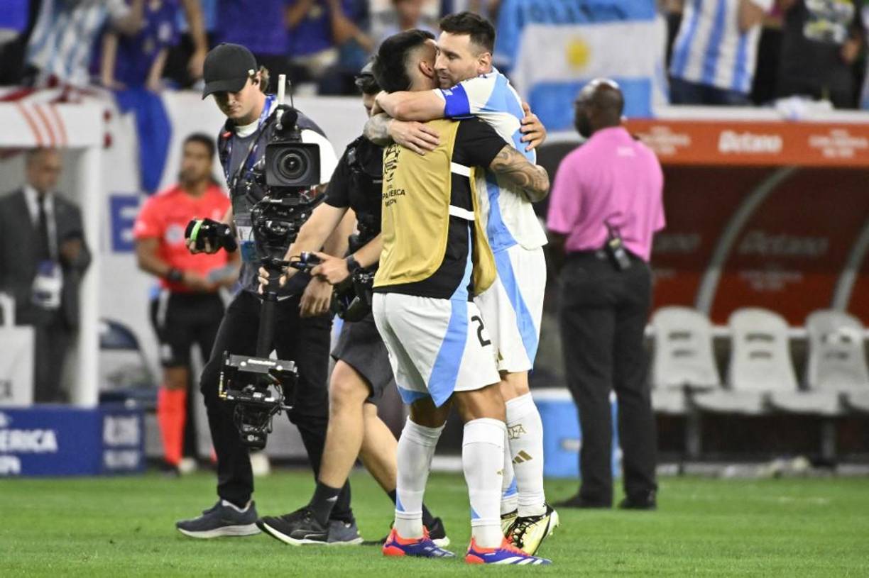 Tras el pitazo final, jugadores de Argentina se fueron donde Messi para darle aliento y festejaron el pase a semifinales.