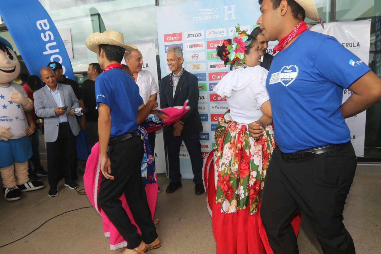 Reinaldo Rueda: Autógrafos, baile y euforia en su llegada a Honduras