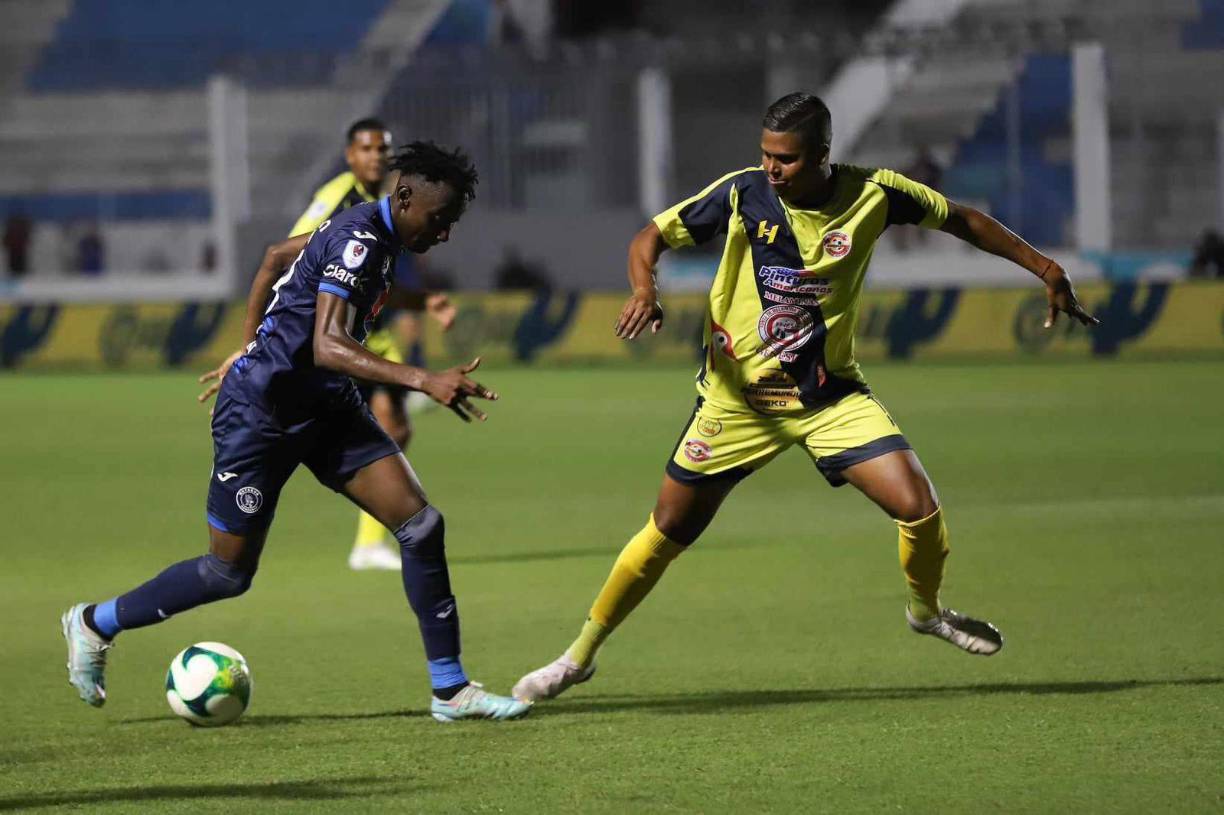 El primer tiempo culminó en un empate sin goles. Ambos equipos tuvieron ocasiones de gol, pero no pudieron romper el marcador. 