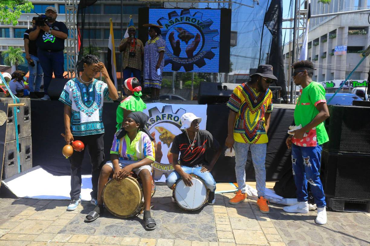 Durante el recorrido, Harry manifestó que hoy se conmemoran los logros y el aporte de la etnia garífuna a la construcción de la hondureñidad.