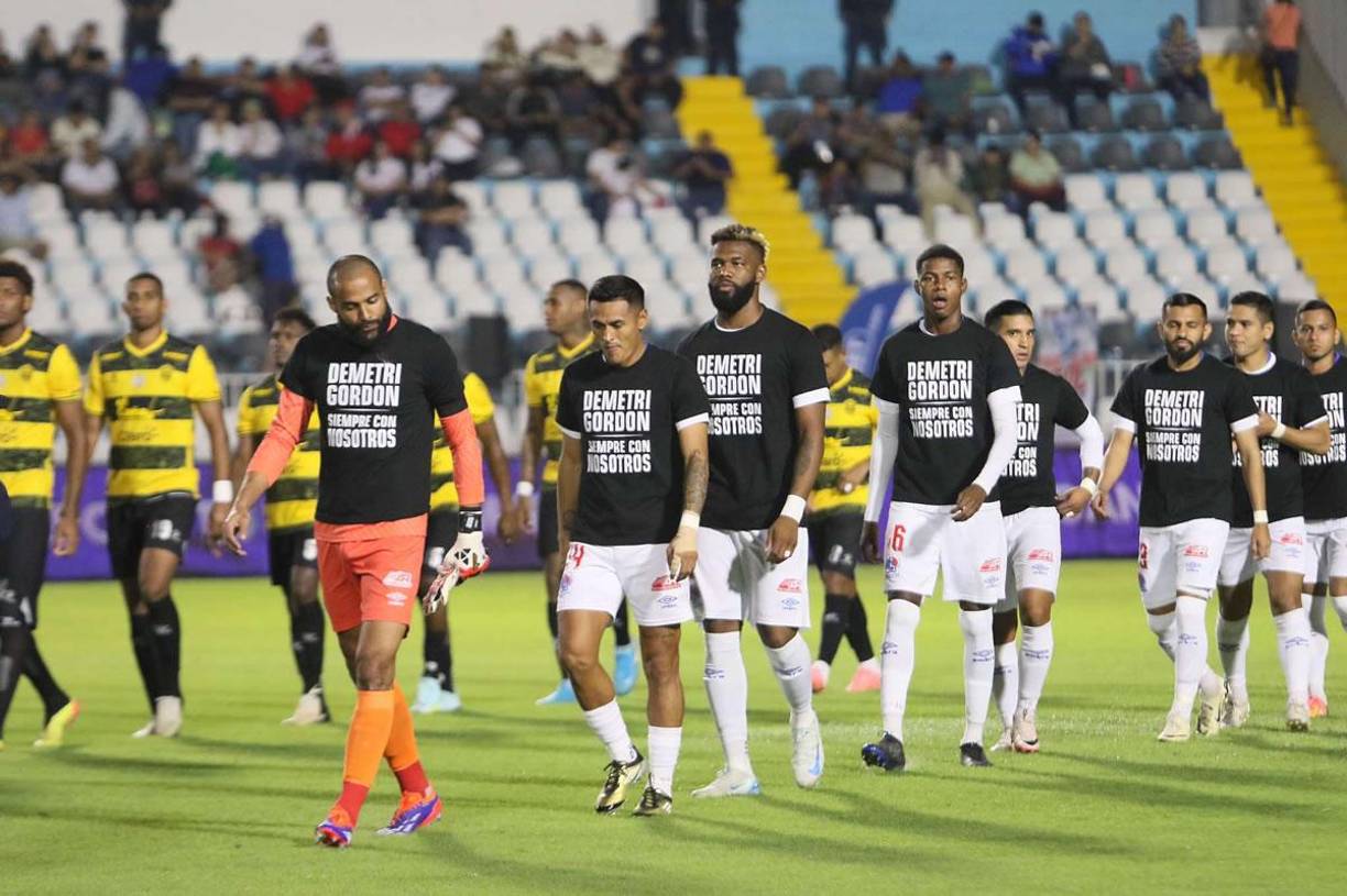 Los jugadores del Olimpia salieron al campo con una camiseta en dedicatoria a Demetri Gordon. “Siempre con nosotros”.