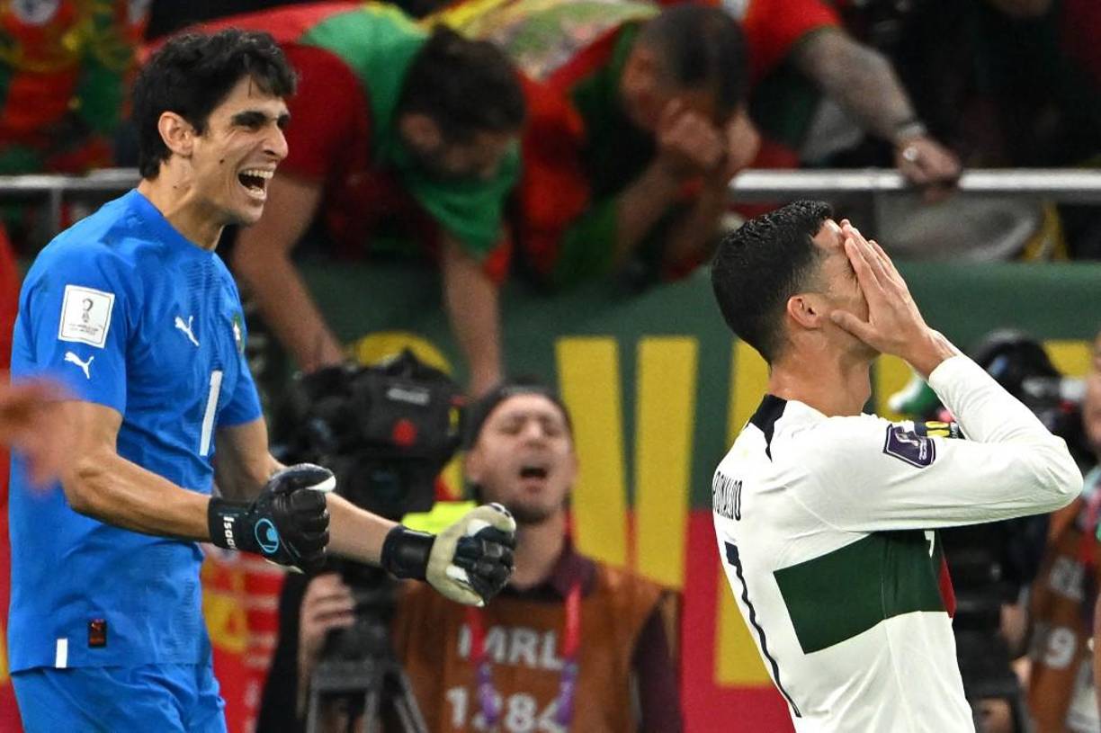 EL portero Bono celebrando mientras Cristiano Ronaldo lamentaba la eliminación.