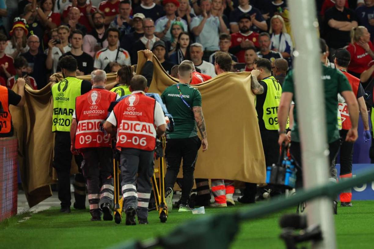 En el minuto 68, el futbolista quedó tendido en el área pequeña, con un ligero movimiento, sin responder, cuando sus compañeros pidieron rápidamente la atención médica y lo pusieron de lado hasta la llegada de los servicios sanitarios.