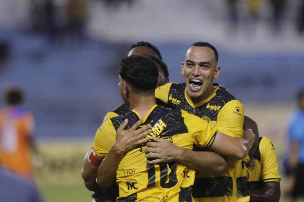 La locura invadió a los aurinegros que hicieron la épica sobre la UPN en el tramo final del partido.