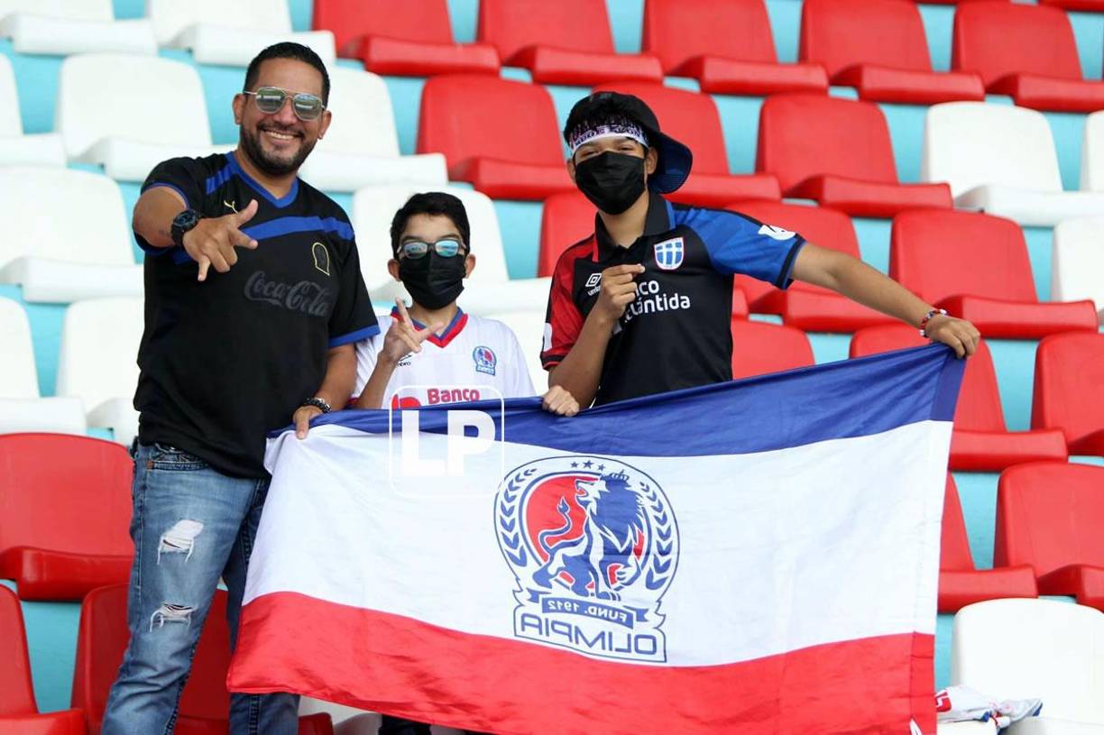 Aficionados del Olimpia posan para el lente de Grupo OPSA.