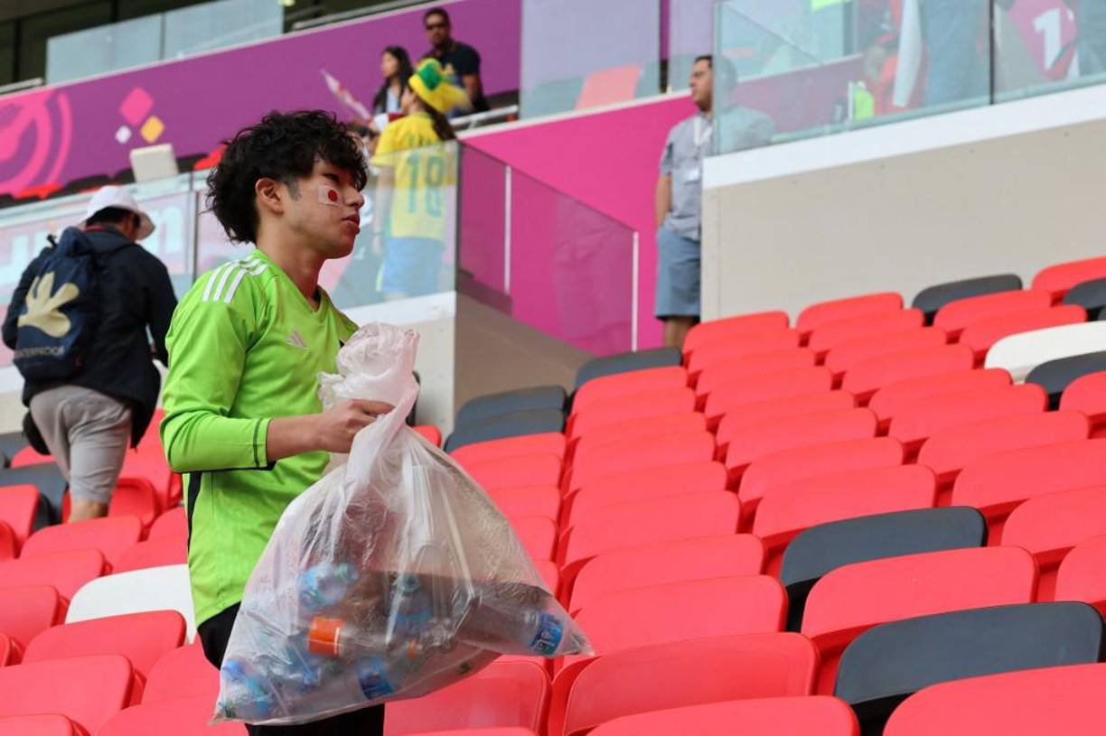Los aficionados de Japón se quedaron por unos minutos y decidieron recoger la basura que había quedado en el estadio.