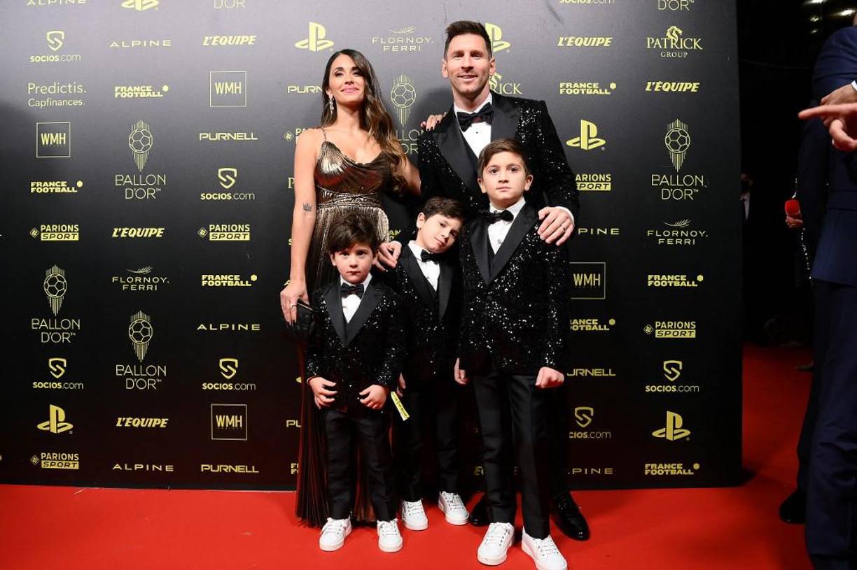 El astro Lionel Messi, junto a su esposa Antonella Roccuzzo y los tres hijos de la pareja, Thiago, Mateo y Ciro, se robaron todas las miradas al llegar a la entrega del Balón de Oro en París.