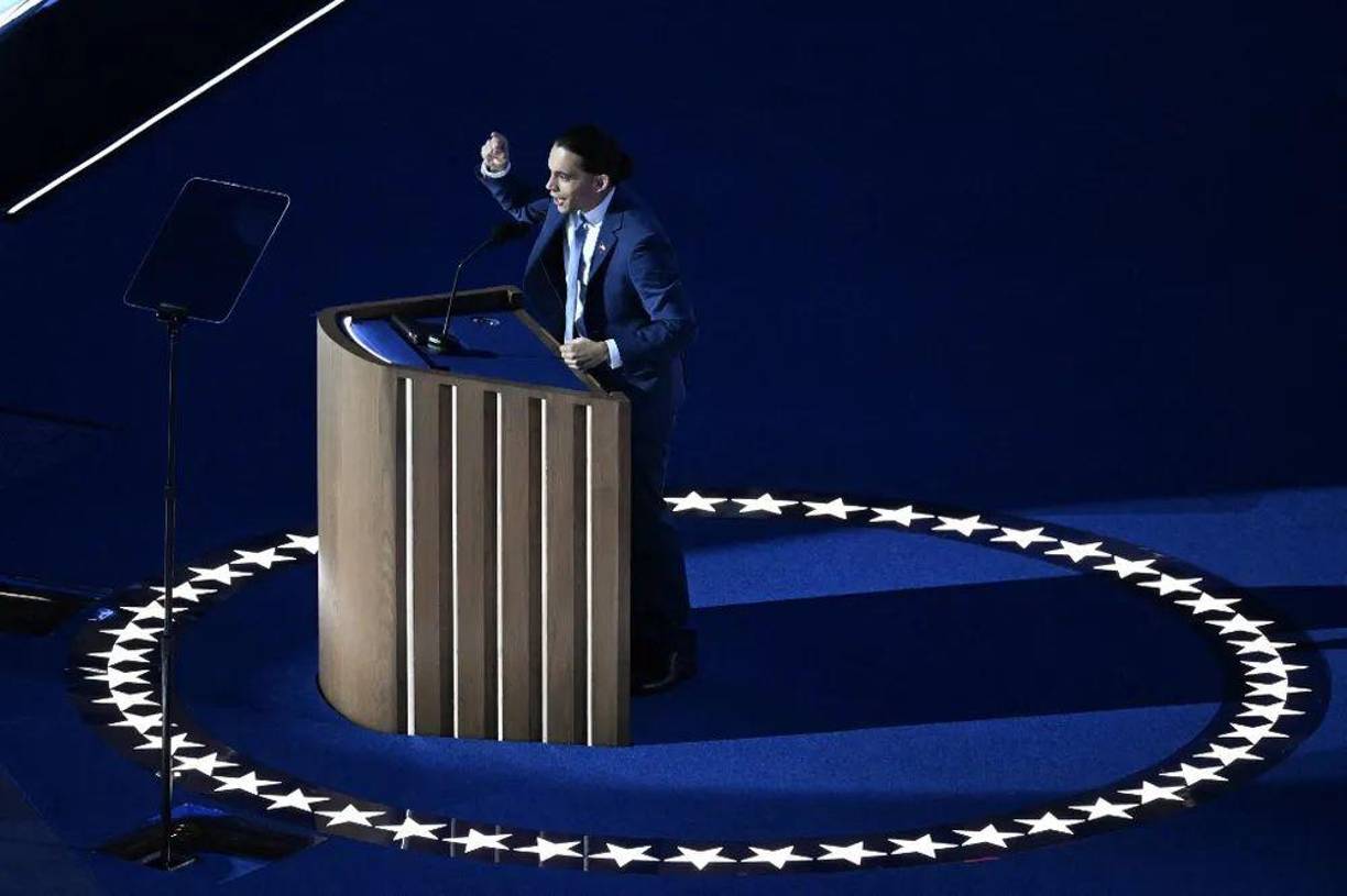 Durante su intervención, Espina abordó el tema de la migración, un asunto crucial de cara a las elecciones presidenciales de noviembre.