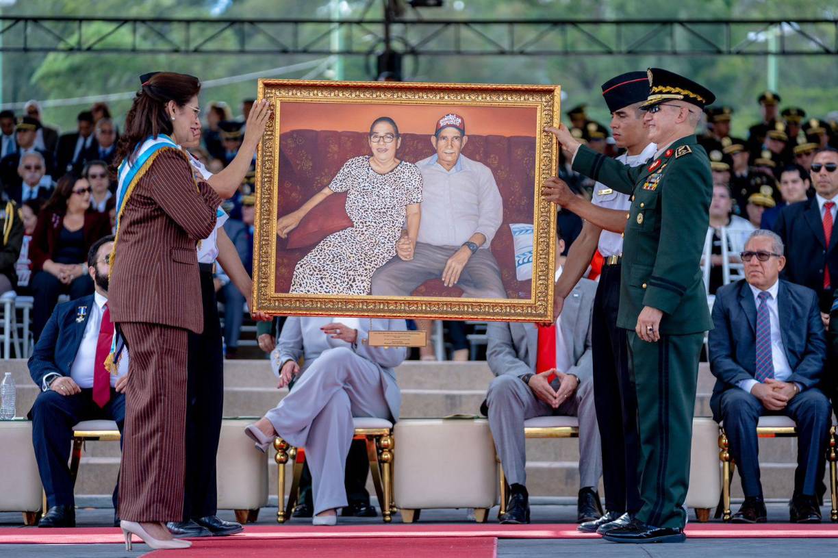 Otro detalle llamativo fue que el jefe del Estado Mayor Conjunto de las FFAA entregó un cuadro, en el cual aparecen los padres de la precandidata presidencial. 