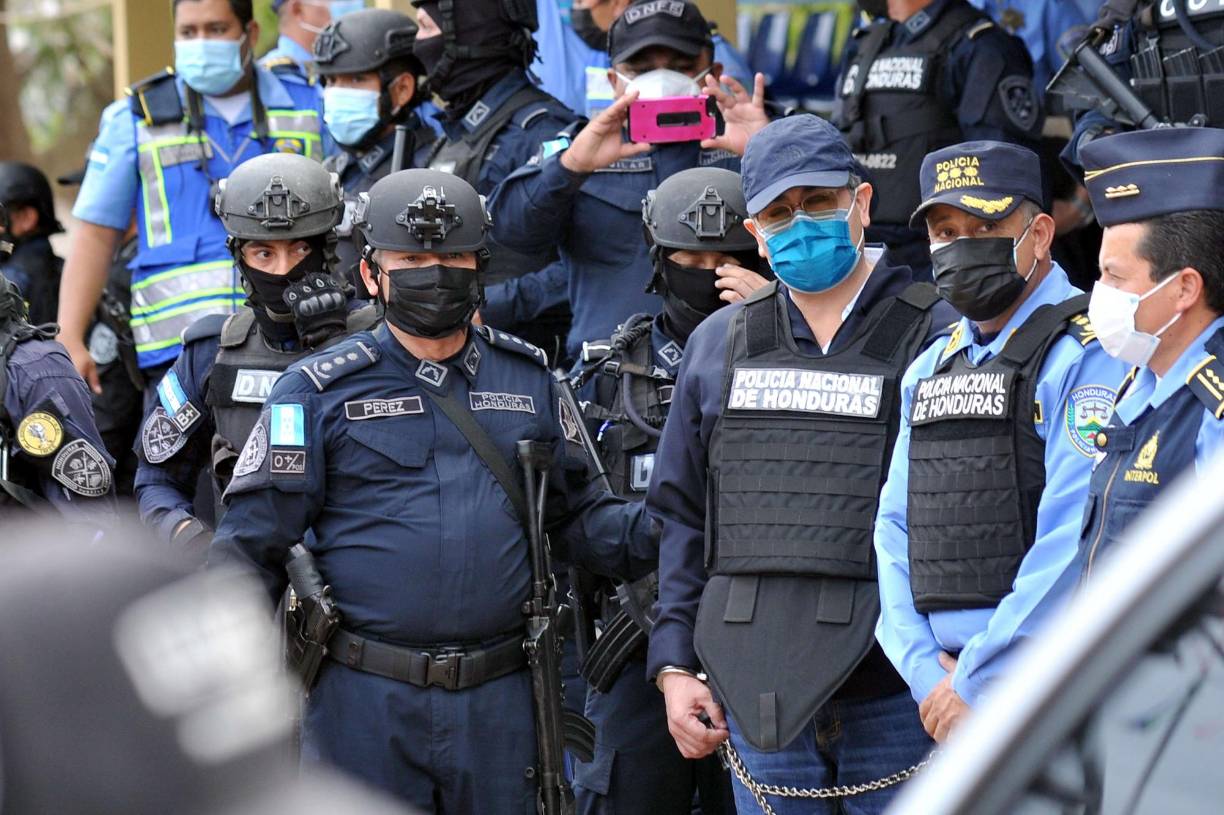 El representante legal de JOH también dijo que el juez Kevin Castel viola la Regla Federal del Procedimiento Penal 8, porque “unió indebidamente los delitos y los acusados en una sola acusación” al fijar un solo juicio.