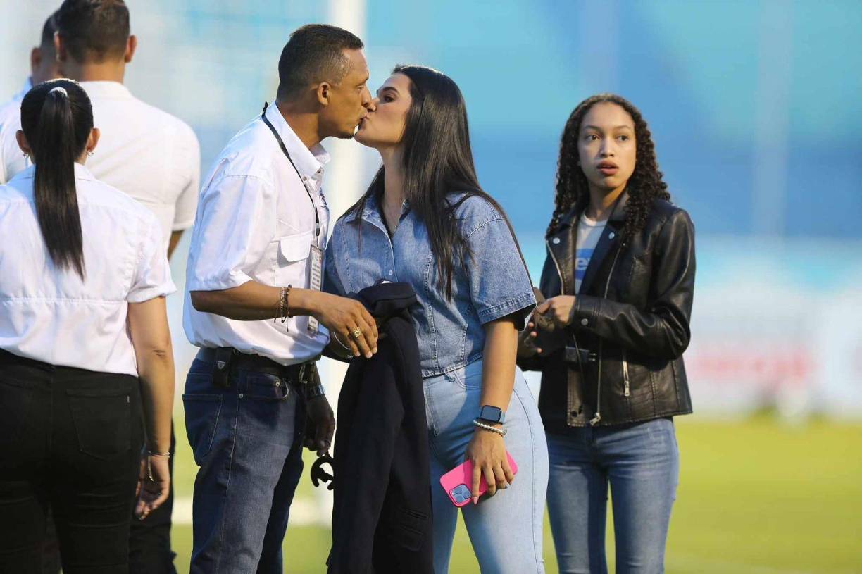 El beso romántico entre un delegado de la Liga de Ascenso y su esposa previo al inicio de la gran final entre Génesis y Juticalpa.