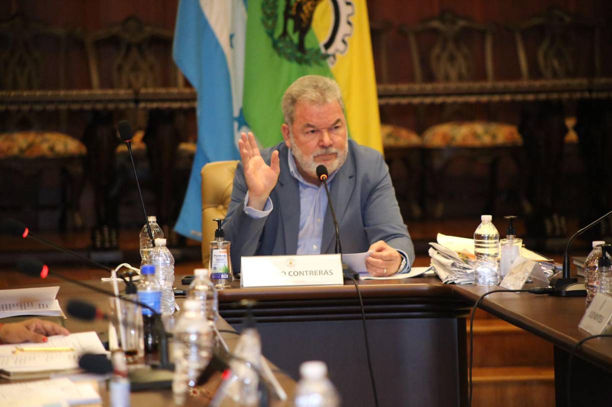 <b>1. Roberto Contreras,</b> alcalde de San Pedro Sula (Cortés): el sueldo del edil sampedrano es el más alto del listado, gana 125,690.00 lempiras mensuales. 