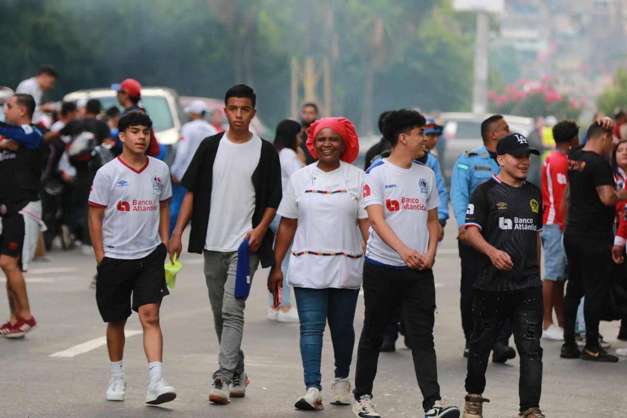 La afición llegó desde tempranas horas para apoyar a los Albos en un nuevo duelo del certamen internacional. 