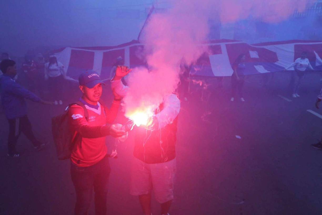 Las bengalas aparecieron en los hinchas melenudos que hoy cantarán a todo pulmón en apoyo a Olimpia.