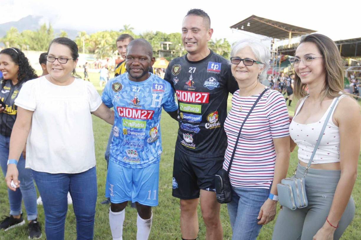 Carlos Pavón se luce en su homenaje; Dani con su novia y Rambo