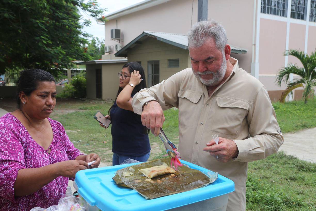 El alcalde Contreras dijo que “estamos aquí en Chamelecón, hemos venido a visitar cerca de 20 emprendedores que están presentando sus productos y la verdad es que estoy asombrado con la calidad de esto”, mientras comía unas tajaditas.