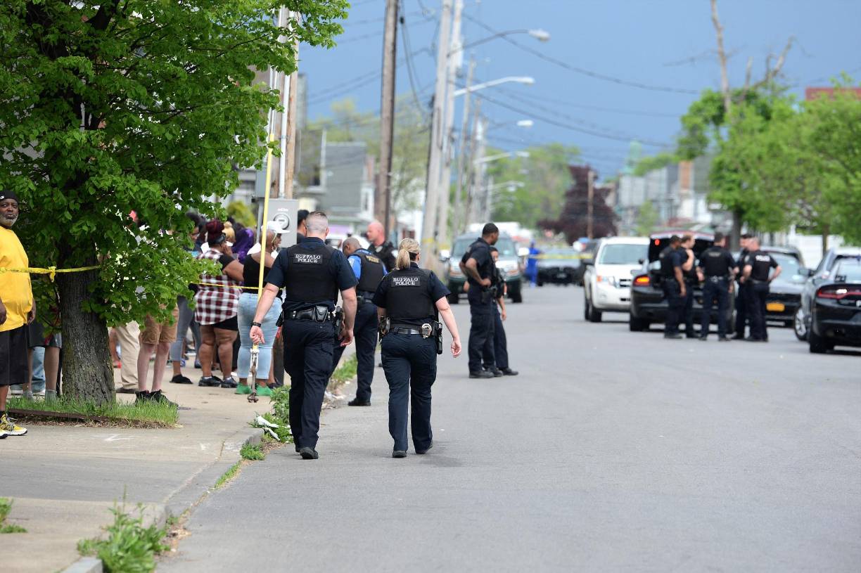 Al menos diez personas murieron este sábado y otras tres resultaron heridas -en su mayoría negras- en un tiroteo protagonizado por un joven blanco en un supermercado de la localidad estadounidense de Búfalo (Nueva York), que será investigado como un crimen de odio y un caso “de extremismo violento por motivos raciales”.