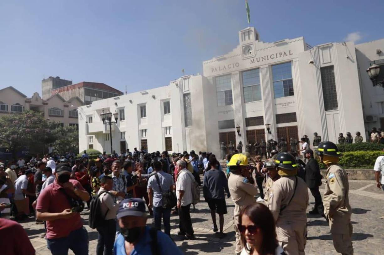 Ayer, martes, varios vendedores ambulantes protestaron contra las autoridades de la ciudad, exigiendo que no los desalojen de la tercera avenida, una de las principales vías de tránsito vehicular que está atestada de comercio informal.