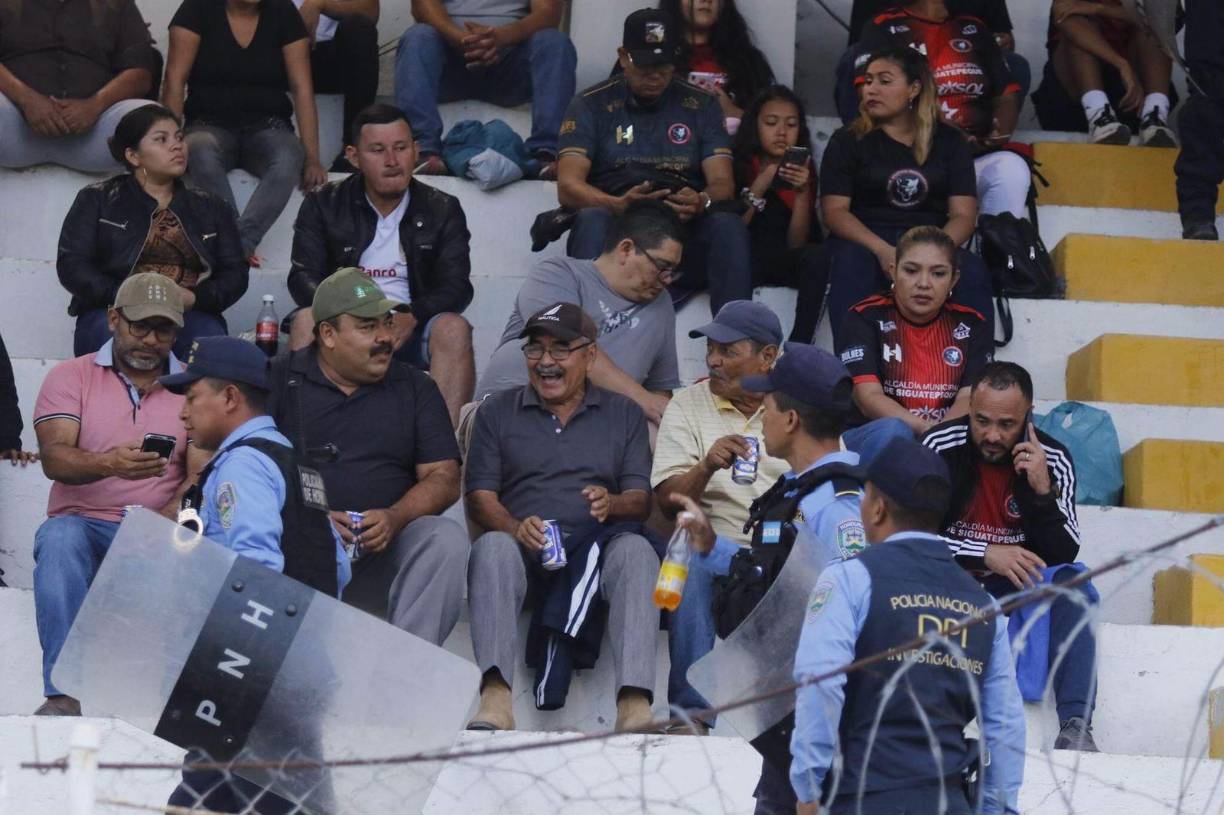 Las cámaras de Diario LA PRENSA captaron los mejores momentos entre los aficionados en las graderías.