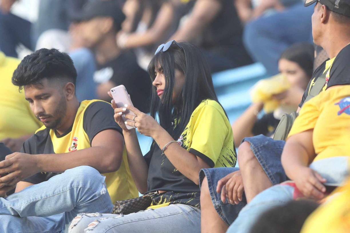 Bellas chicas, el beso romántico y ambientazo en el Génesis-Juticalpa FC