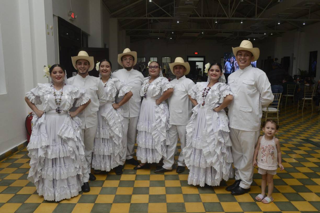 El Grupo Folclórico Esencia de Honduras también cautivó a los asistentes con sus presentaciones. 